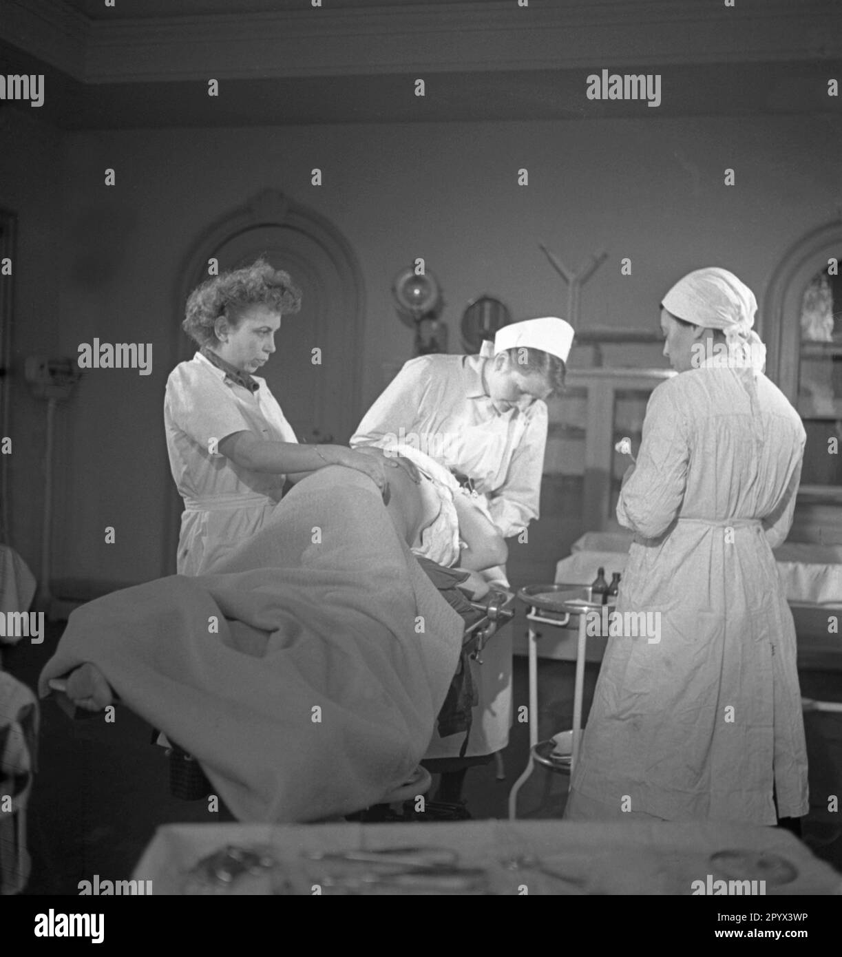 Trois infirmières préparent un patient pour la chirurgie à la clinique Grunewald de Ferdinand Sauerbruch et Julius Jungbluth à Berlin. Banque D'Images