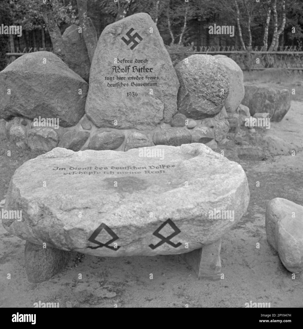 'Photo de l'autel et des pierres commémoratives (erratiques glaciaires) à la Landtagsplatz à Hoesseringen près de Suderburg dans la Heath de Lueneburg. Sur l'autel: ''au service du peuple allemand, j'épuise ma force.'' Ci-dessous, à l'autel, deux runes germaniques Odales signifiant: patrimoine, possession ancestrale. Sur la glace commémorative erratique est une croix gammée avec l'inscription: ''libérée par Adolf Hitler, la paysannerie allemande libre se réunit à nouveau, 1936''. La photo a été prise à l'occasion de l'inauguration de la Landtagsplatz par les socialistes nationaux le 28 juin 1936. Banque D'Images