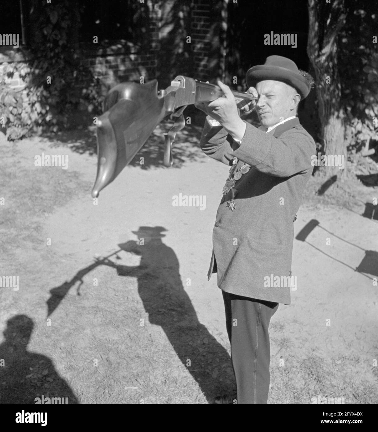 Un membre d'un club de tir Rostock regarde à travers le canon d'un fusil. Photo non datée. Banque D'Images