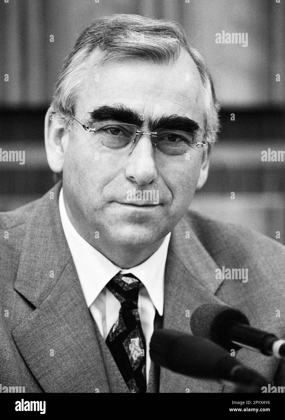 Theo WAIGEL , CSU , ministre fédéral des Finances , lors d'une conférence de presse en septembre 1997 [traduction automatique] Banque D'Images