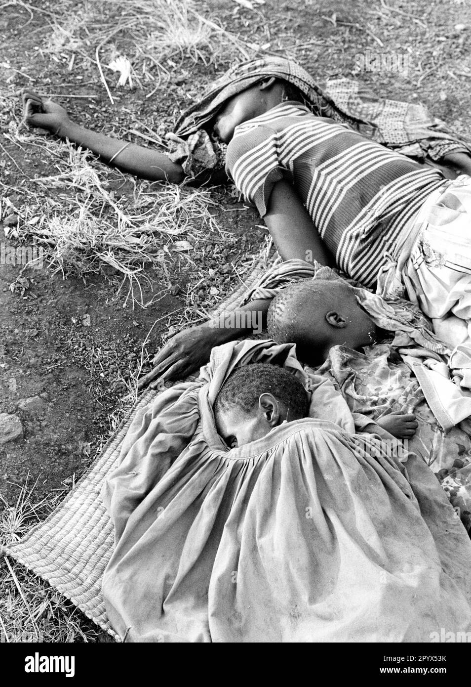 ZAÏRE : des centaines de milliers de Hutus se sont enfuis de la guerre civile au Rwanda jusqu'à Goma et y ont causé une épidémie de choléra : une femme morte avec ses enfants . 22.07.1994 Banque D'Images