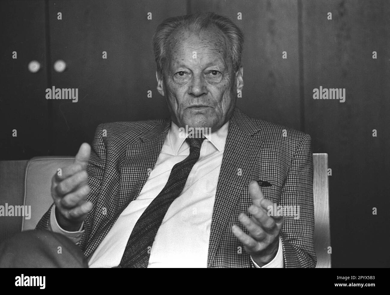 Allemagne, Bonn, 11.09.1991 100 ans Willy Brandt Willy Brandt (né le 18 décembre 1913 à Lübeck sous le nom de Herbert Ernst Karl Frahm, 8 octobre 1992 à Unkel) était un politicien social-démocrate allemand. Il a été maire de Berlin de 1957 à 1966, ministre fédéral des affaires étrangères et vice-chancelier de 1966-1969 et le Cabinet Kiesinger 1969-1974 quatrième chancelier de la République fédérale d'Allemagne. Pour son Ostpolitik, qui s'est concentré sur la relaxation et l'équilibre avec les États d'Europe orientale, il a reçu le prix Nobel de la paix en 1971. De 1964 à 1987, Brandt, président du SPD, 1976-1992 président du Banque D'Images