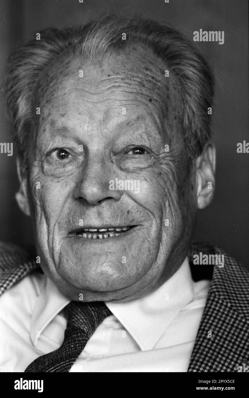 Allemagne, Bonn, 11.09.1991 100 ans Willy Brandt Willy Brandt (né le 18 décembre 1913 à Lübeck sous le nom de Herbert Ernst Karl Frahm, 8 octobre 1992 à Unkel) était un politicien social-démocrate allemand. Il a été maire de Berlin de 1957 à 1966, ministre fédéral des affaires étrangères et vice-chancelier de 1966-1969 et le Cabinet Kiesinger 1969-1974 quatrième chancelier de la République fédérale d'Allemagne. Pour son Ostpolitik, qui s'est concentré sur la relaxation et l'équilibre avec les États d'Europe orientale, il a reçu le prix Nobel de la paix en 1971. De 1964 à 1987, Brandt, président du SPD, 1976-1992 président du Banque D'Images