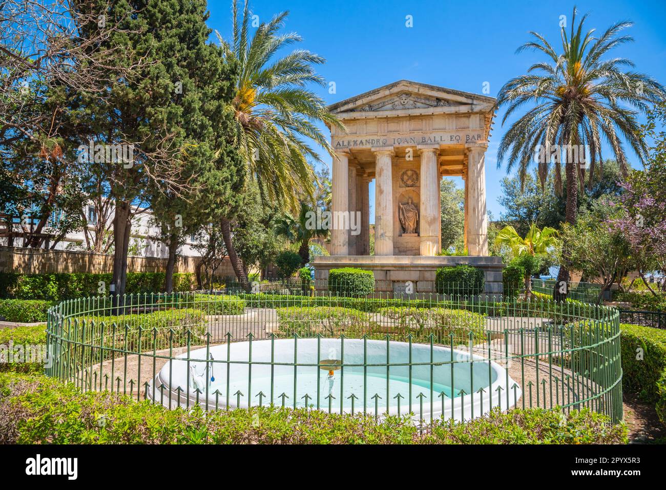 Les jardins du Barrakka inférieur et le monument à Alexander ball à la Valette, Malte. Banque D'Images