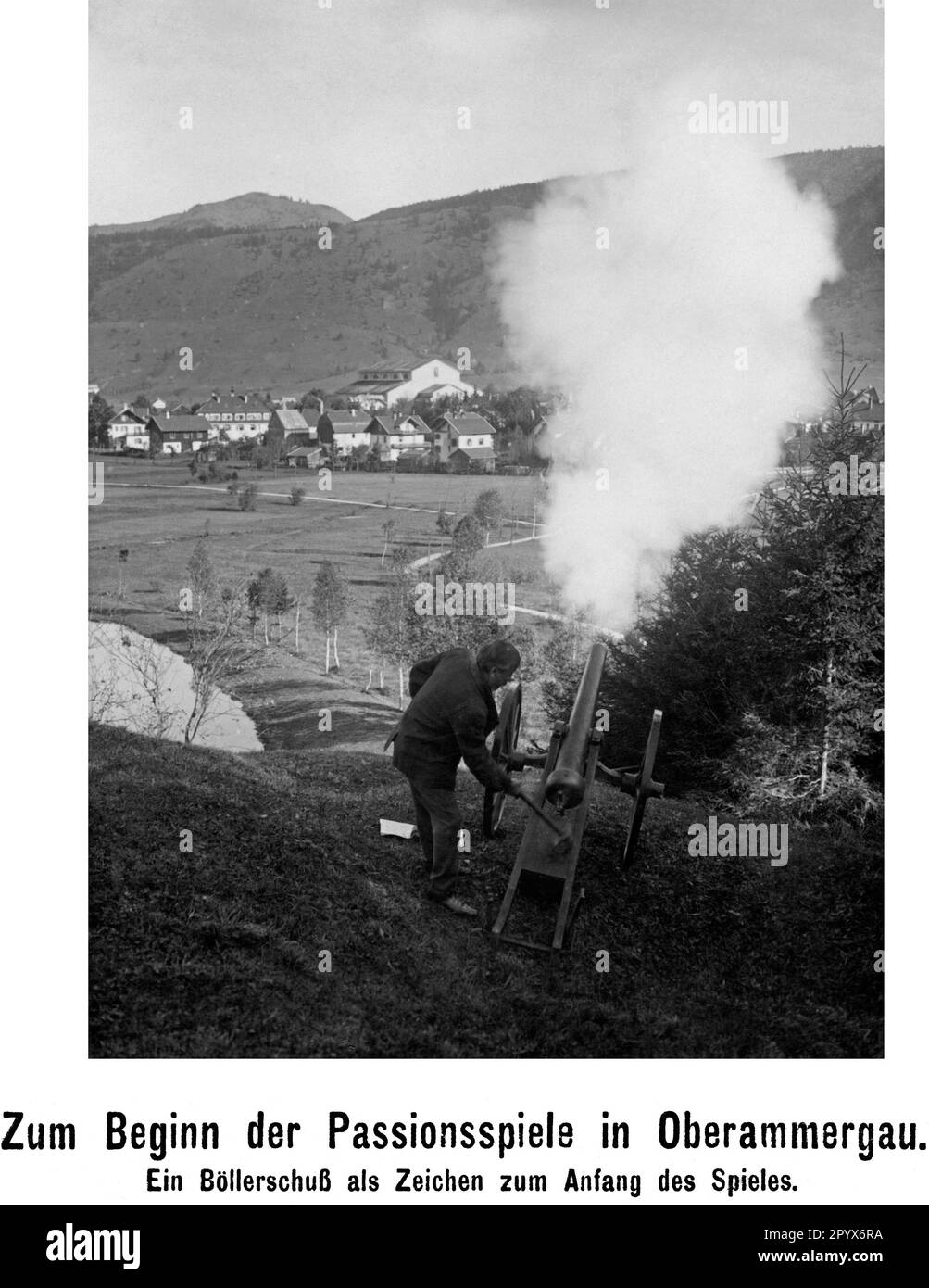 Bollerschuss au début de la passion Play Oberammergau 1922. La fumée a été retouchée. [traduction automatique] Banque D'Images