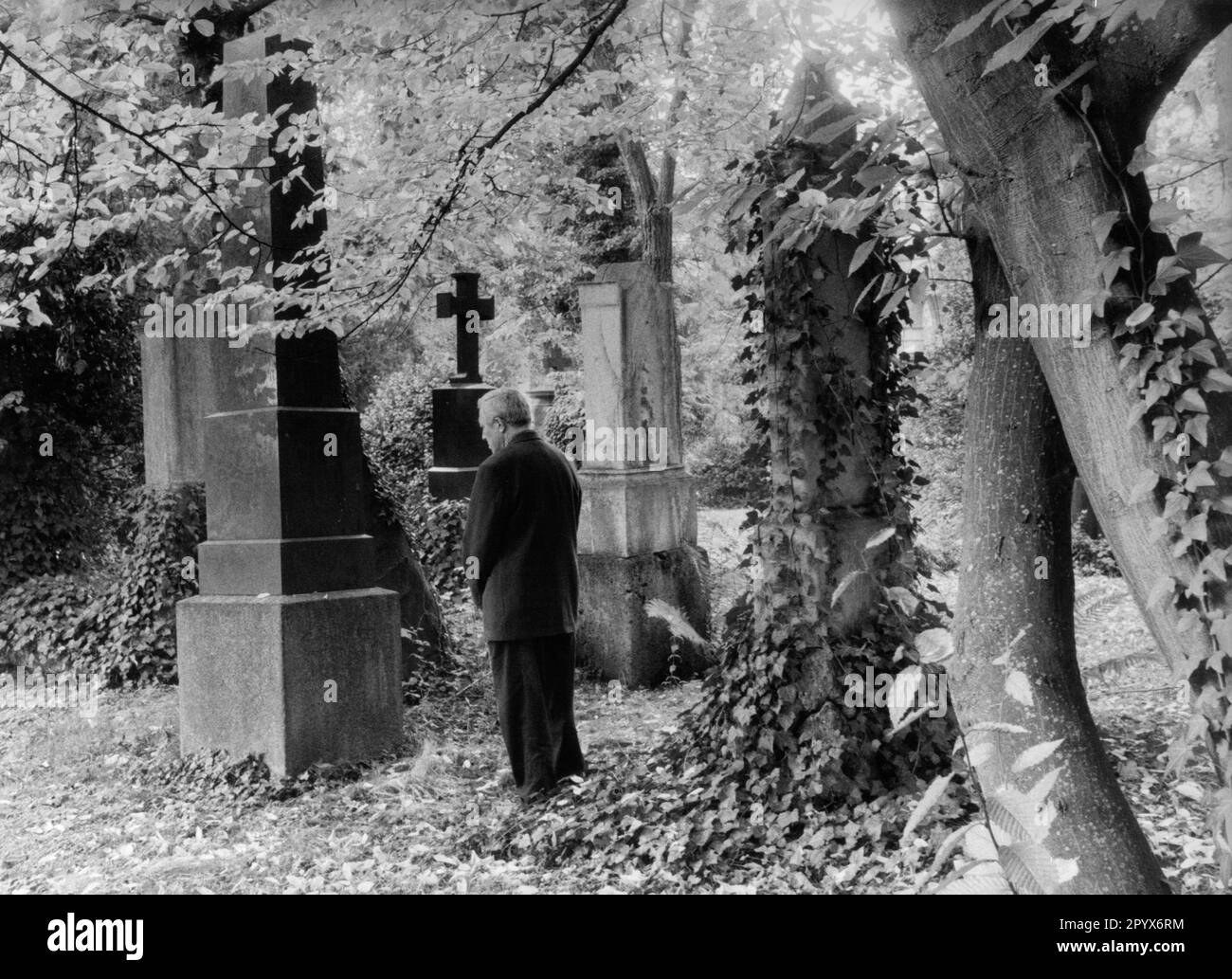 Visiteur au cimetière du Vieux Sud à Munich. Banque D'Images
