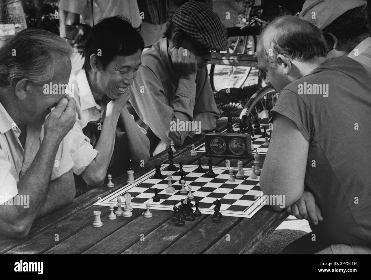 Les joueurs d'échecs jouent aux échecs au Cafe Muenchner Freiheit à Munich. Banque D'Images