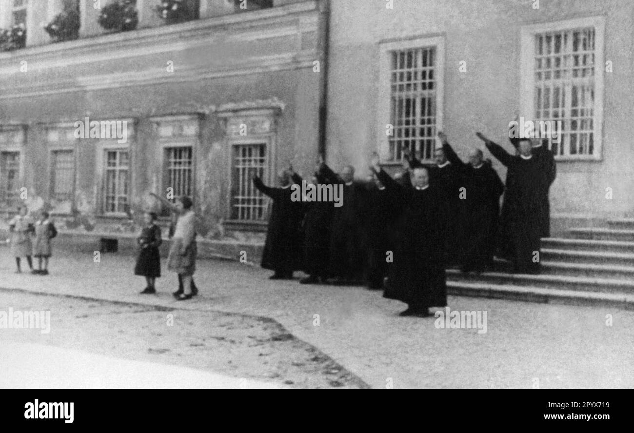 Baldur Benedikt von Schirach est vu par les Pères de l'ordre Rédemptoriste avec le salut d'Hitler. Photographie non datée. [traduction automatique] Banque D'Images