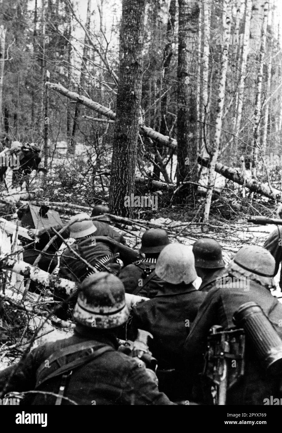 Des soldats allemands avant une attaque sur des positions russes près de Gluschitzka dans la partie nord du Front de l'est. Photo: [Traduction automatique] Banque D'Images
