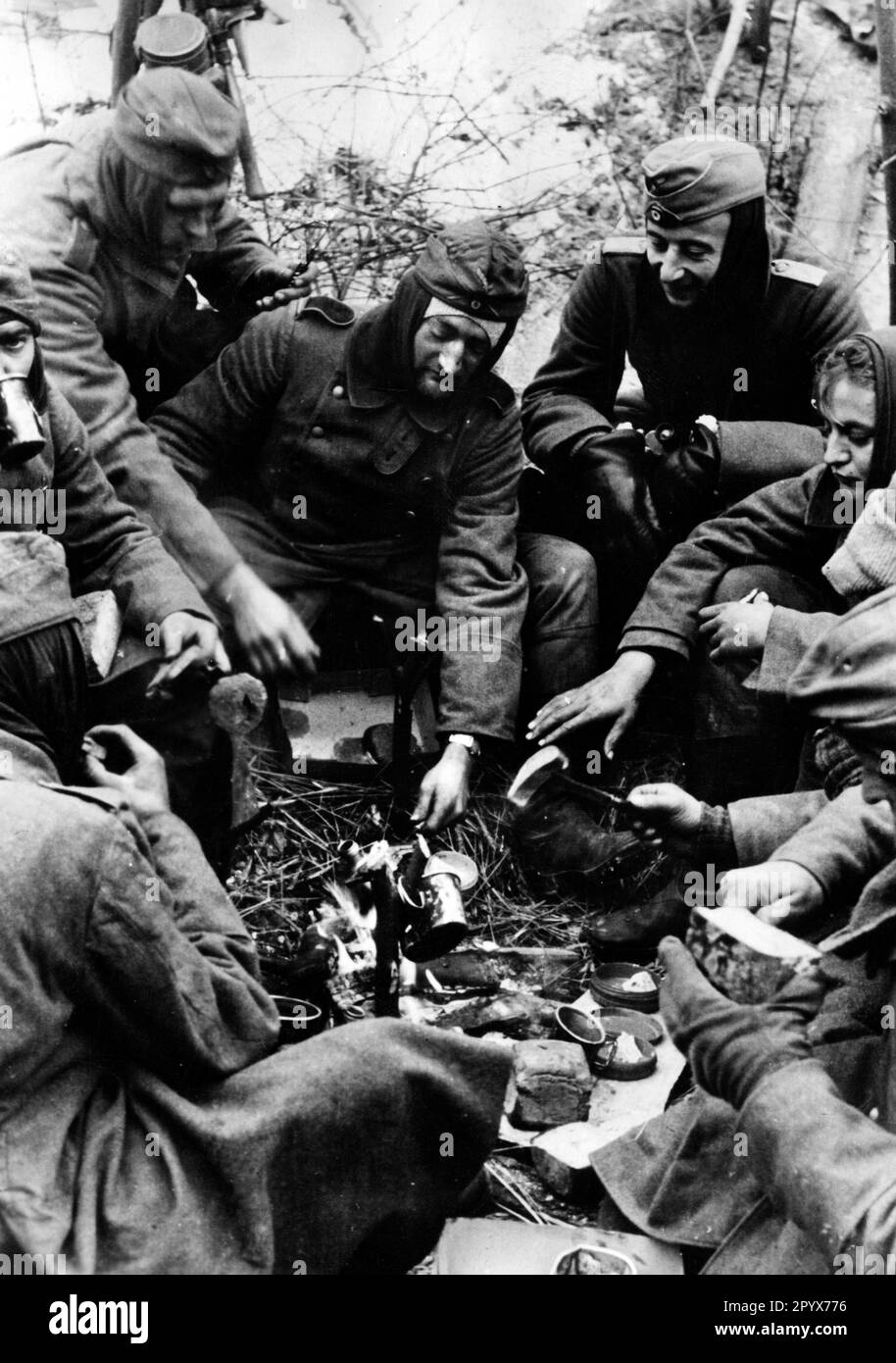 Les soldats allemands préparent de l'eau de thé lors d'un incendie près de Nara Fominsk (Naro-Fominsk), dans la partie centrale du Front oriental près de Moscou. Photo: Cusian. [traduction automatique] Banque D'Images