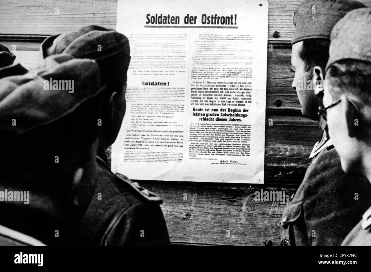 Les soldats devant l'appel d'Adolf Hitler aux soldats du Front de l'est près de Staraya Russa. Photo : d.v. Piepen [traduction automatique] Banque D'Images