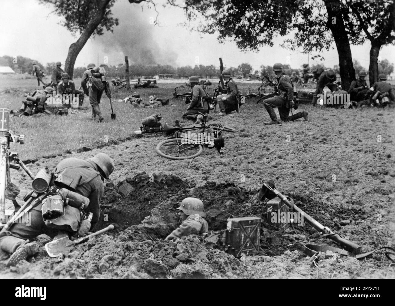 Les soldats d'une unité d'avance creusent sur le front est. Photo: Hähle [traduction automatique] Banque D'Images