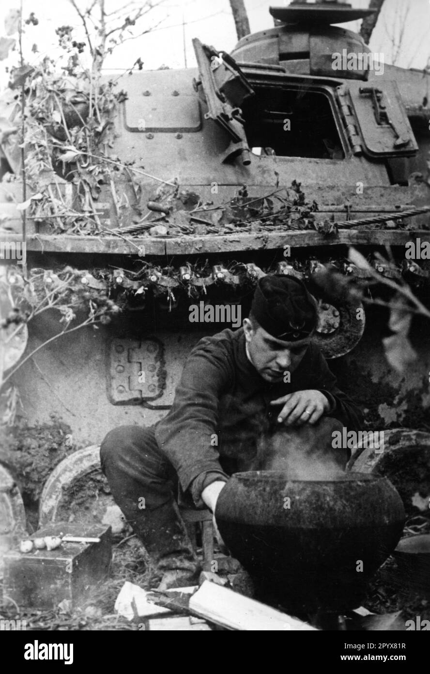 Équipage de réservoir d'un Panzer III manger au sud-est de Rzhev. Photo Ulrich [traduction automatique] Banque D'Images