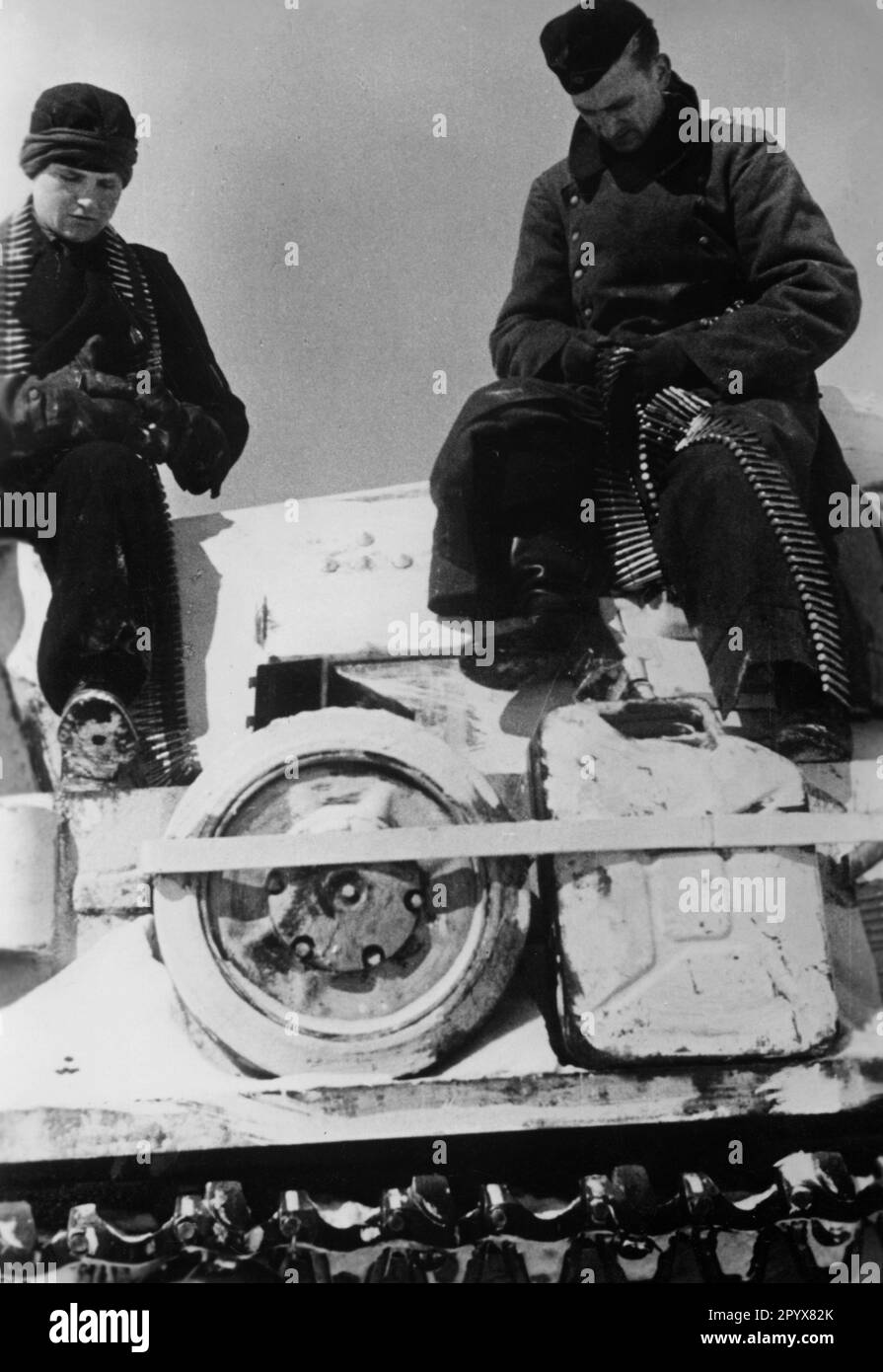 Des soldats allemands qui ont fait passer des munitions de mitrailleuses en hiver près de Mikhaïlovka, dans la partie sud du Front de l'est. Photo: [Traduction automatique] Banque D'Images