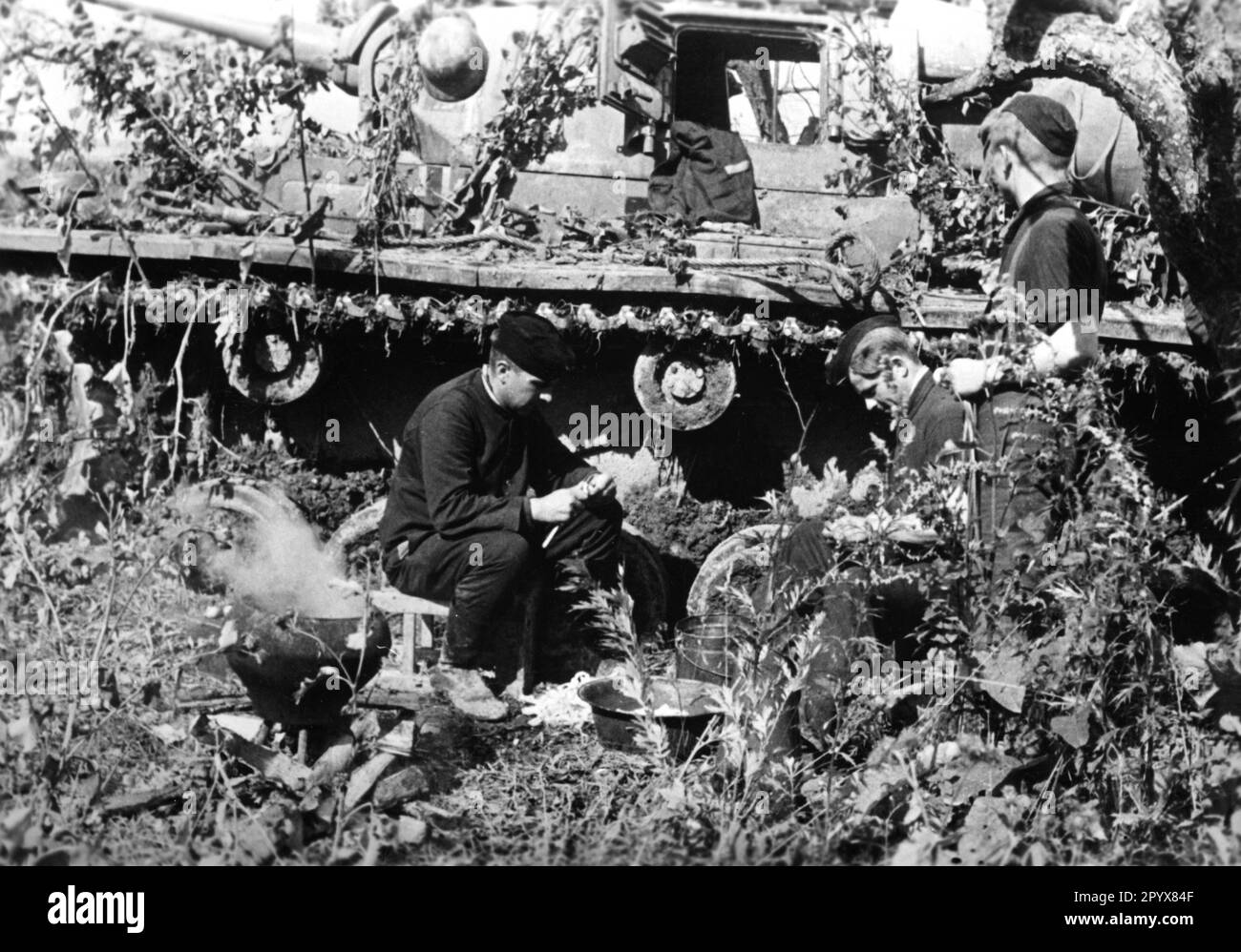 Équipage de réservoir d'un Panzer III manger au sud-est de Rzhev. Photo Ulrich [traduction automatique] Banque D'Images