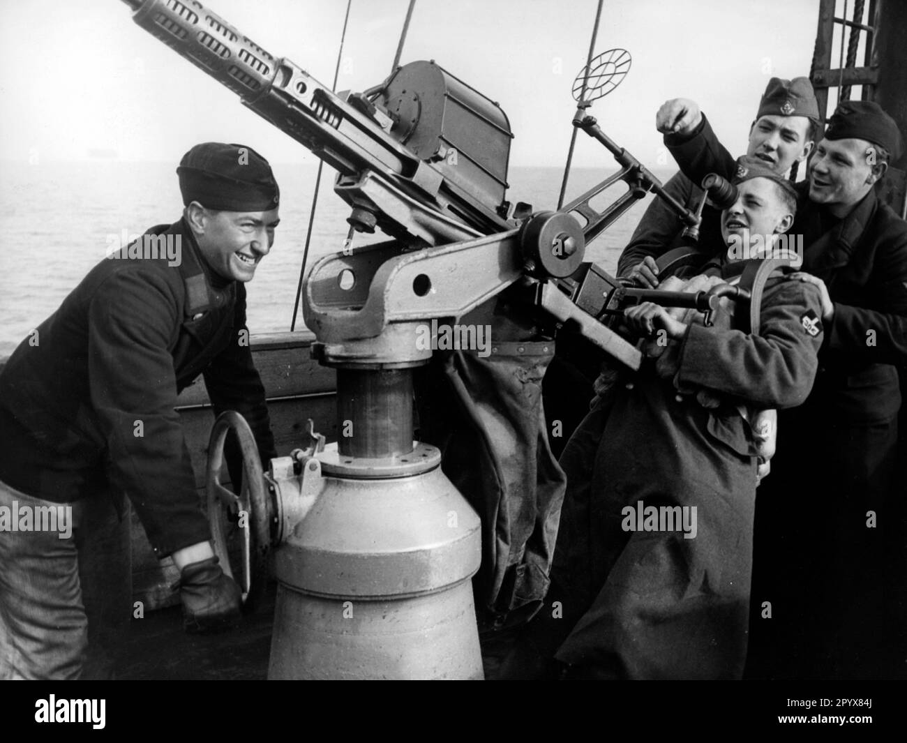 Jeune membre du Reich Labor Service traversant l'une des îles de la Manche. Lors du passage à niveau sur un navire Kriegsmarine, la manipulation d'un pistolet Klak est illustrée. Photo: Schwahn. [traduction automatique] Banque D'Images