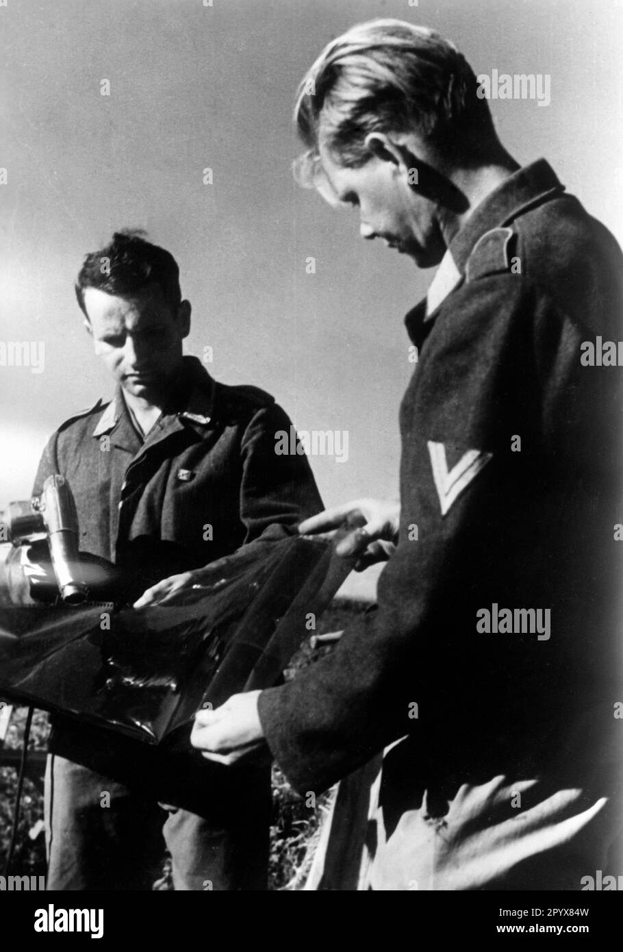 Les soldats allemands dessèchent des images d'un vol de reconnaissance pour ensuite commencer l'analyse. Photo : grand [traduction automatique] Banque D'Images