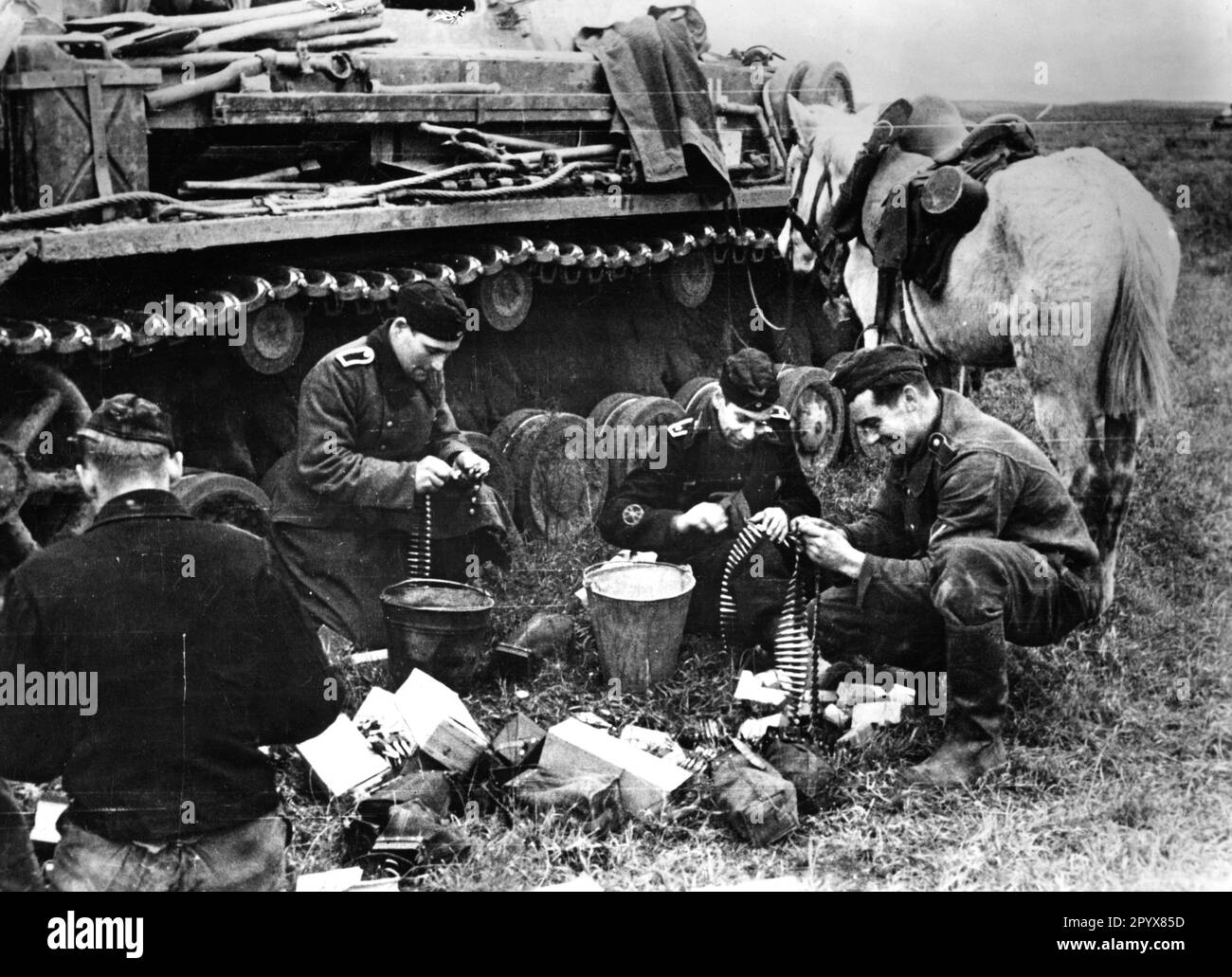 L'équipage d'un Panzer IV sur les munitions de mitrailleuse à tapis du Front de l'est devant leur Panzer IV Photo: Lohse. [traduction automatique] Banque D'Images