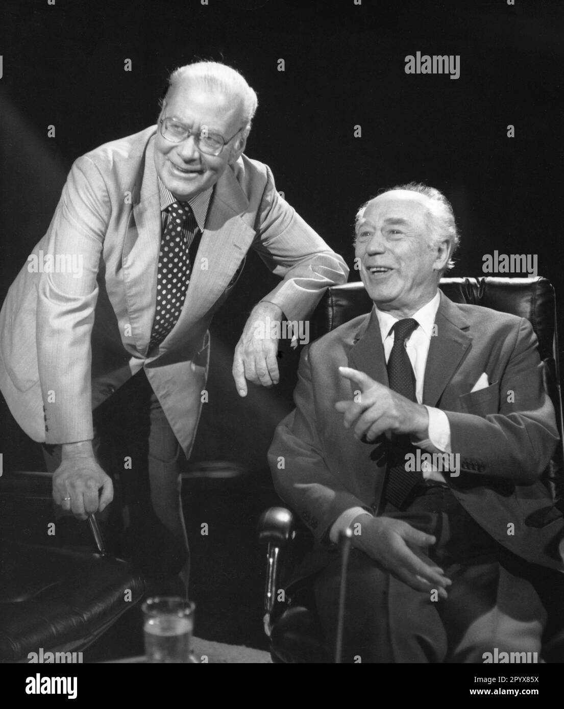 Le critique de théâtre Friedrich Luft (l.) avec l'acteur Werner Hinz. Banque D'Images