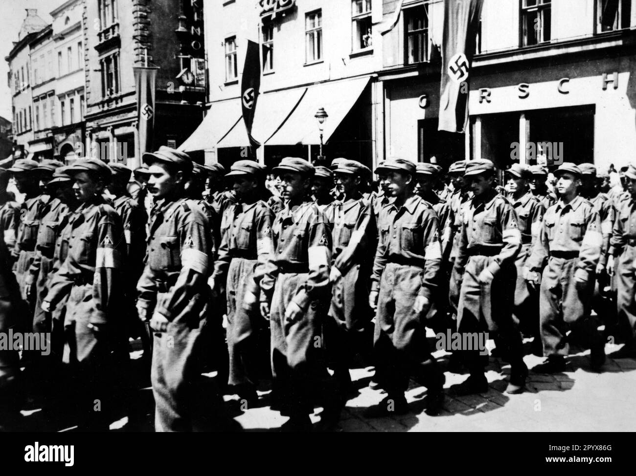 Les assistants européens SS sont mis en service à la Luftwaffe. Photo: Gaule. [traduction automatique] Banque D'Images