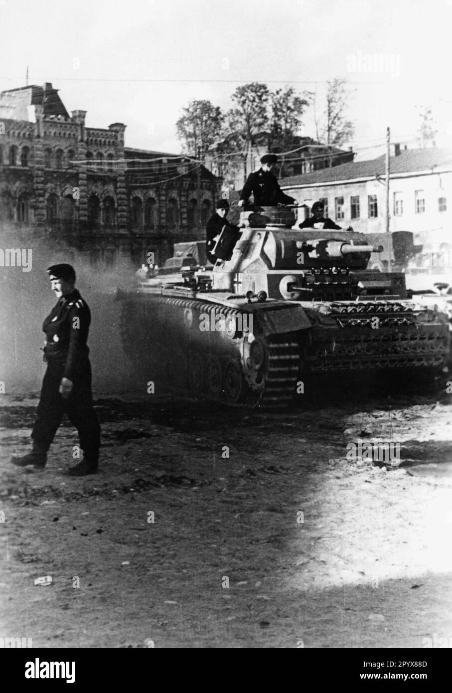 Panzer III du Panzer Regiment 31 (5th Panzer Division) sur le marché de  Vyazma dans la partie centrale du Front de l'est. Photo: Heydrich  [traduction automatique] Photo Stock - Alamy