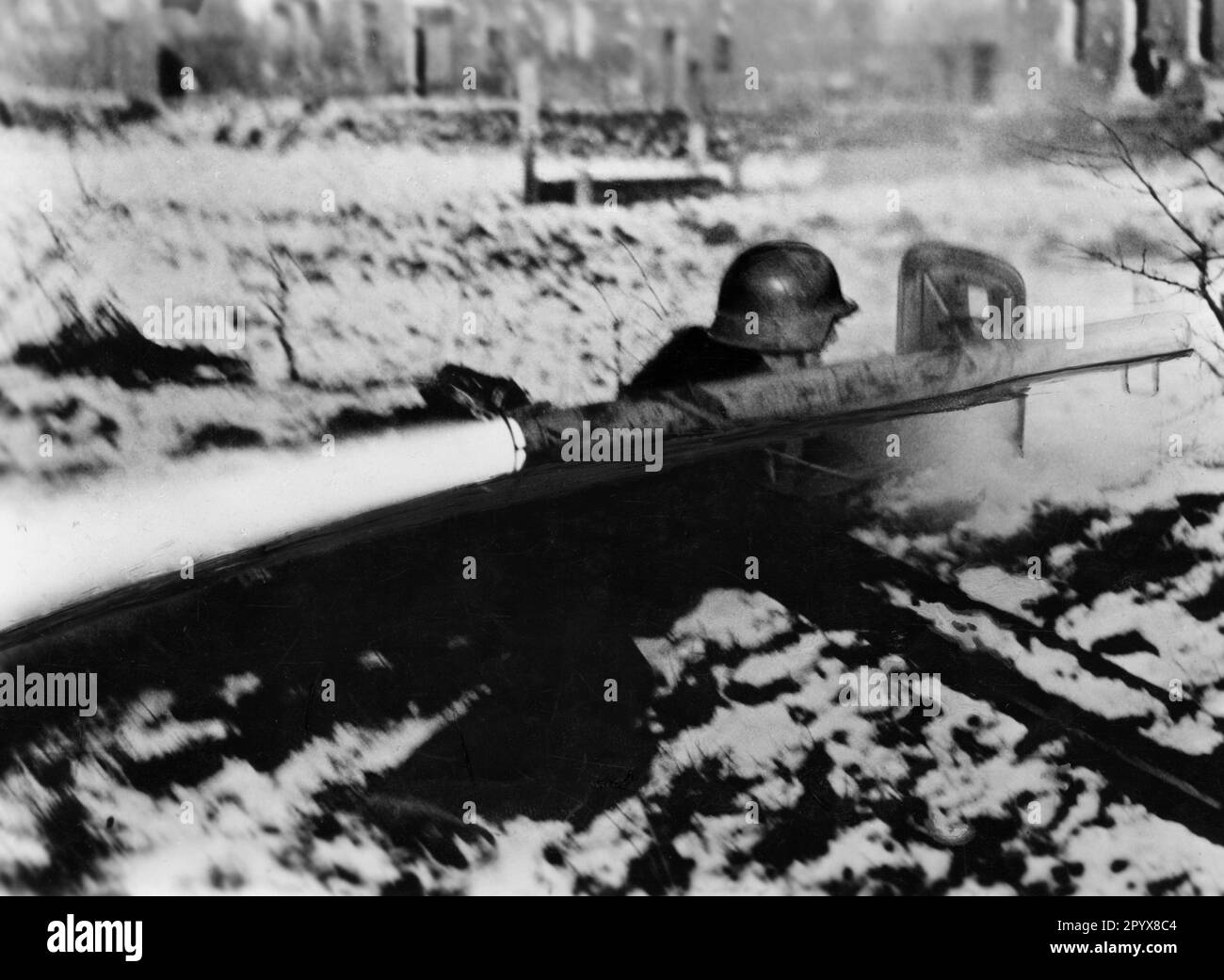 Un soldat tire une arme anti-char Panzerschreck pendant un exercice. [traduction automatique] Banque D'Images