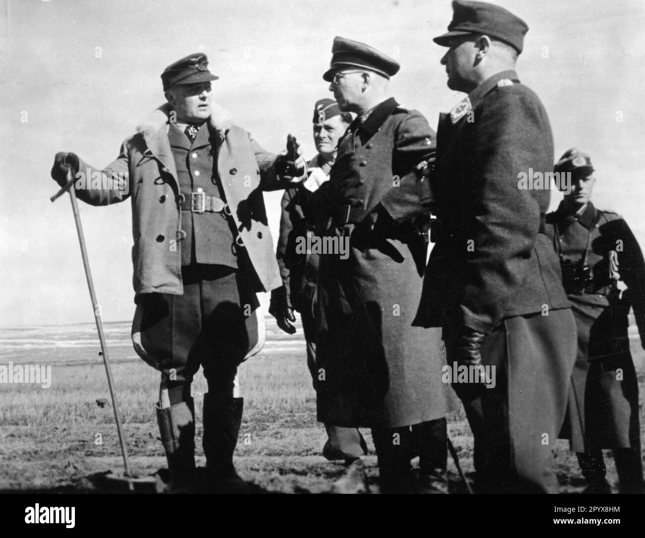 Le commandant de la division de parachutistes de 1st Richard Heidrich (à gauche) avec des officiers à une section de première ligne dans la section centrale du Front de l'est. Photo: Général Jordanie. [traduction automatique] Banque D'Images