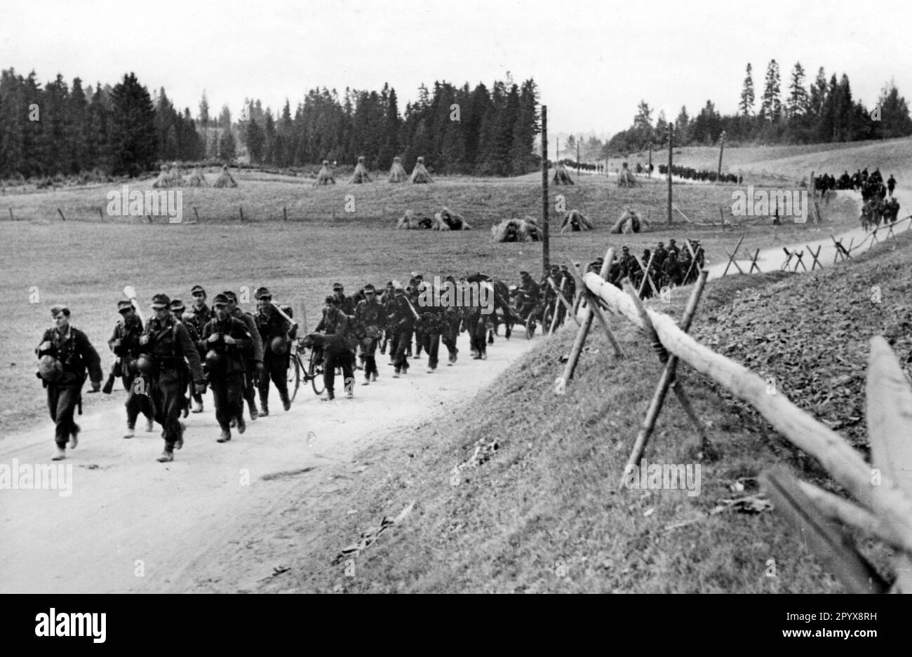 Un régiment d'infanterie marche vers une nouvelle section avant. Photo: V. Hauser [traduction automatique] Banque D'Images