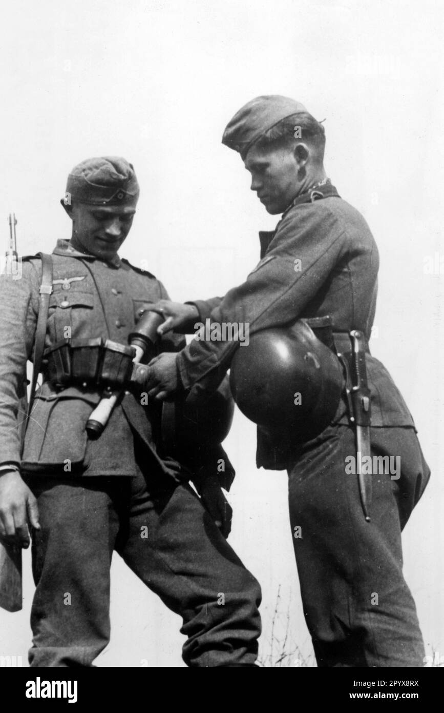 Un soldat qui vient de rejoindre une unité d'infanterie est informé. Photo : d.v. Becke [traduction automatique] Banque D'Images
