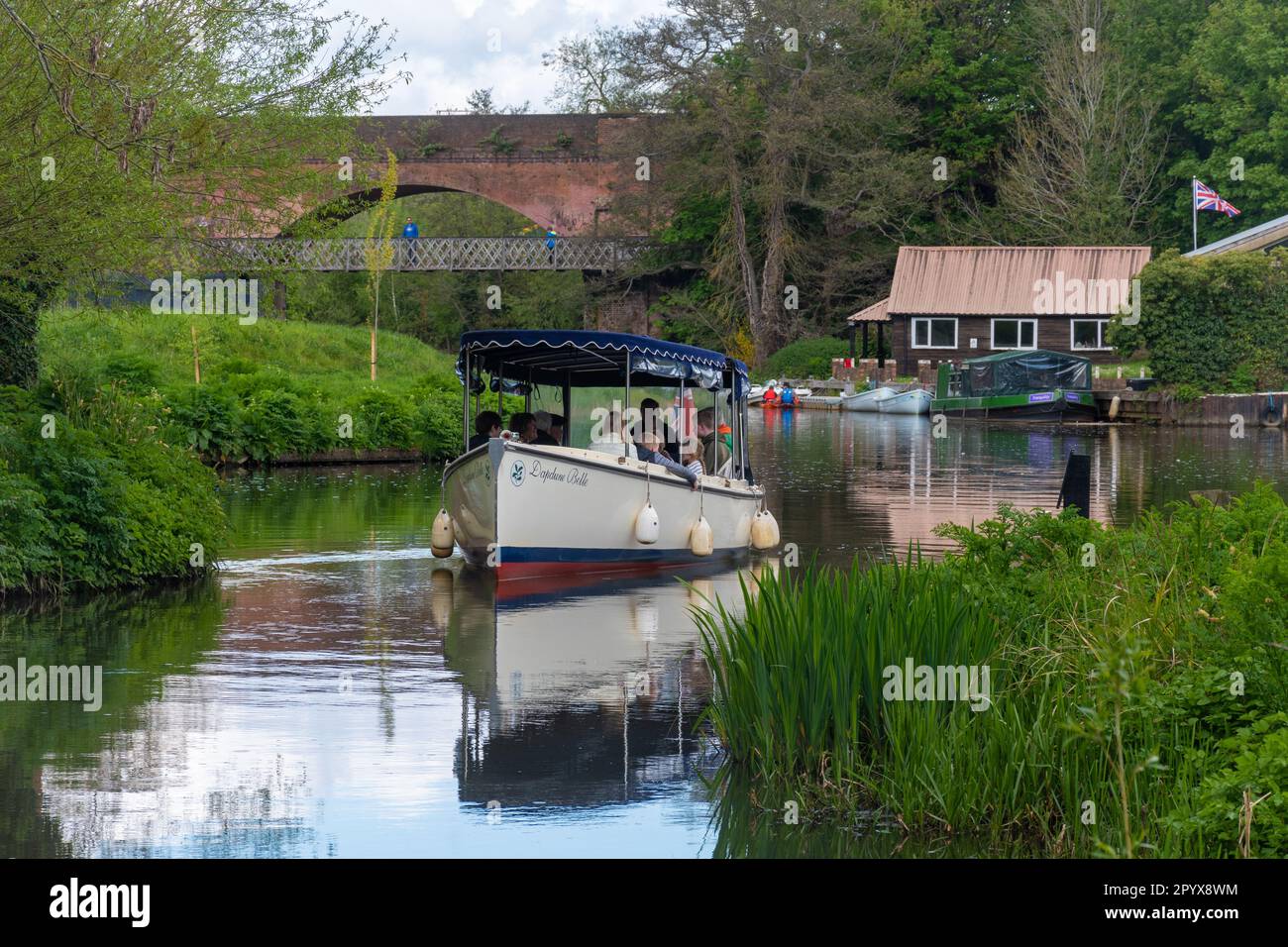 Personnes profitant d'une excursion en bateau sur la rivière Wey Navigations à Dapdune Wharf sur le bateau de confiance nationale Dapdune Belle, Guildford, Surrey, Angleterre, Royaume-Uni Banque D'Images