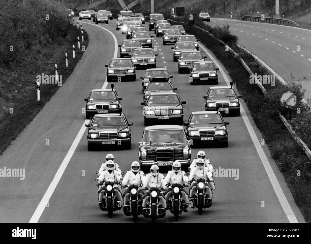 Voiture officielle, escorte de police, cortège, tapis rouge, politique de Bonn, Allemagne depuis 1949 FRG Banque D'Images