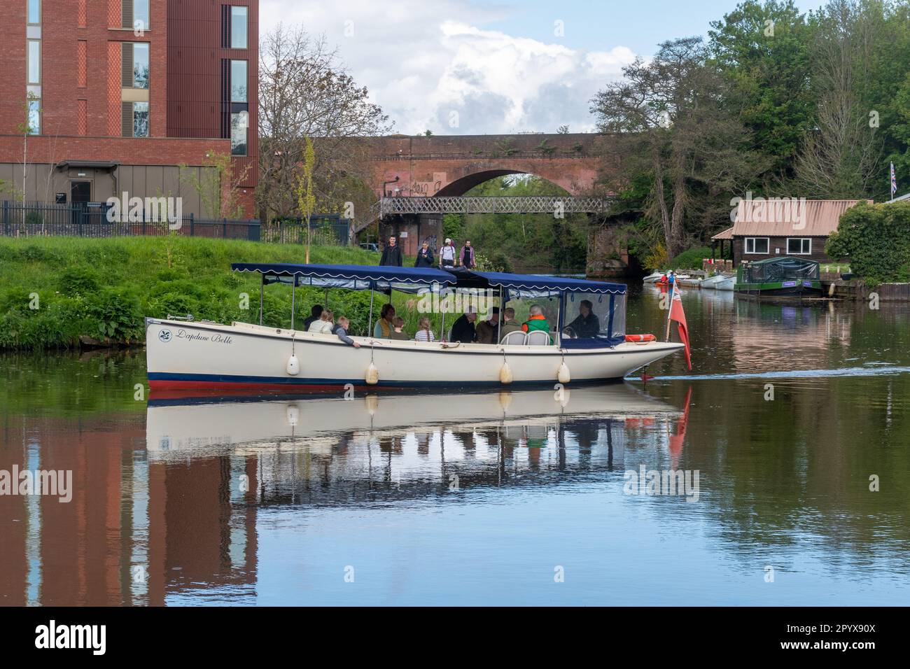 Personnes profitant d'une excursion en bateau sur la rivière Wey Navigations à Dapdune Wharf sur le bateau de confiance nationale Dapdune Belle, Guildford, Surrey, Angleterre, Royaume-Uni Banque D'Images