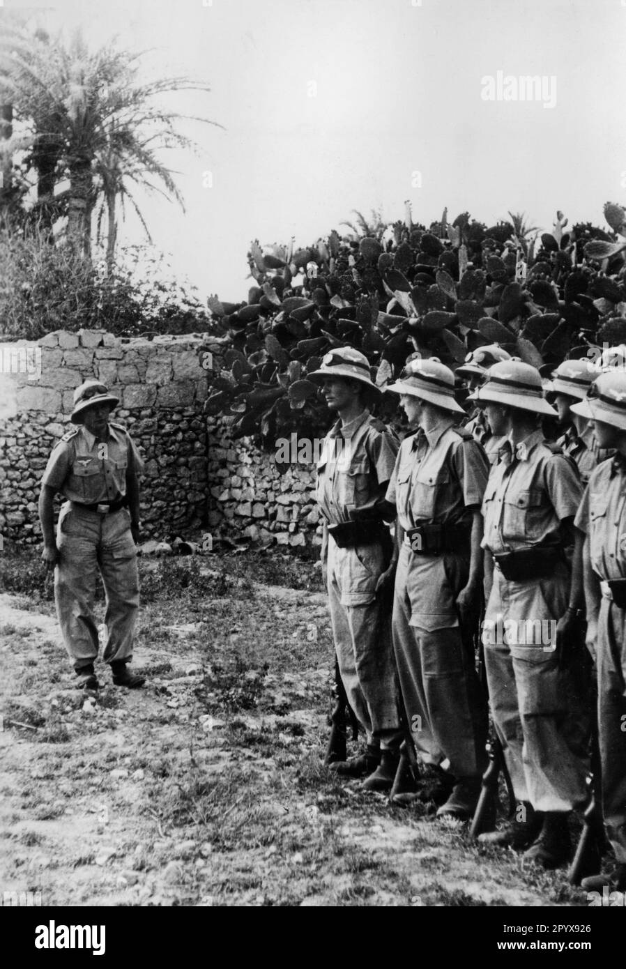 Une compagnie aérienne de renseignements de l'Afrika Korps allemande probablement près de Tripoli (Libye moderne). Sur le côté gauche de l'image un sergent. Photo: Sturm [traduction automatique] Banque D'Images