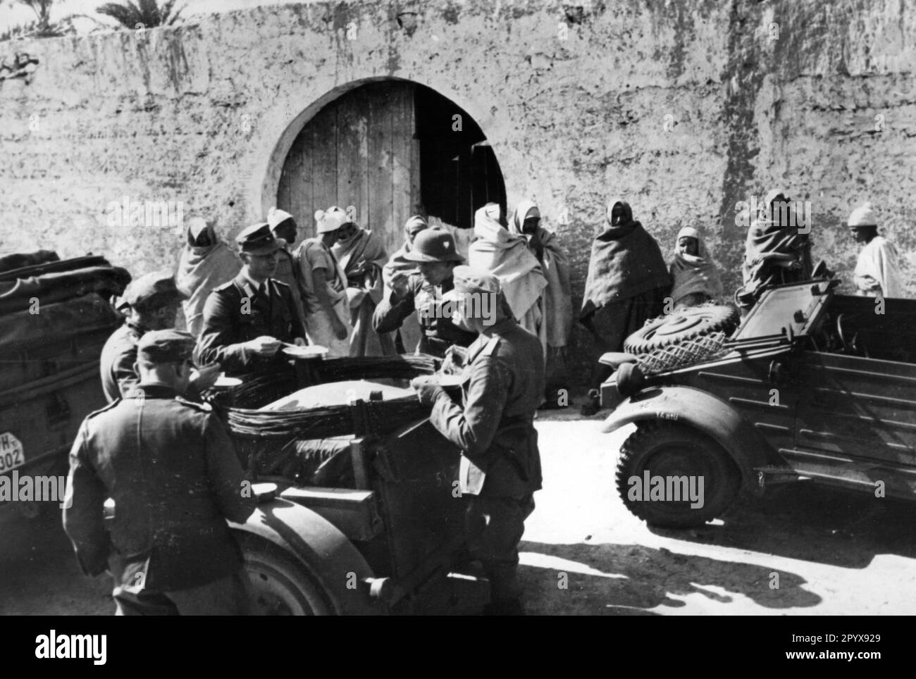 Les soldats de l'Afrika Korps allemand prennent de la nourriture. Sur la droite de la photo un VW Kübelwagen. Photo: Moosmüller [traduction automatique] Banque D'Images