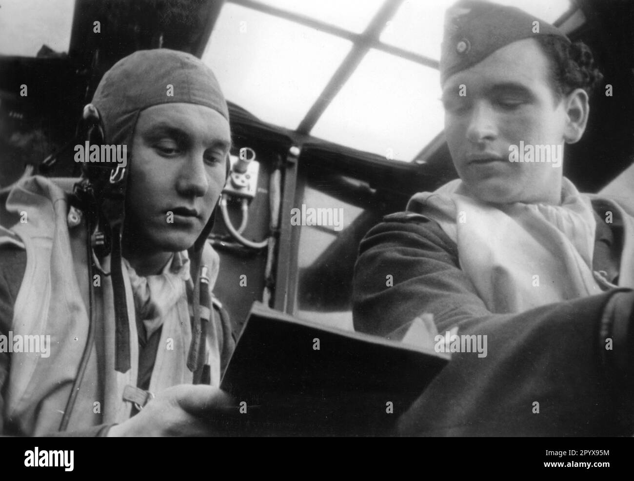 Les membres de l'équipage d'un Dornier allemand font 24 navigation en bateau volant. Photo : Pfülb. [traduction automatique] Banque D'Images