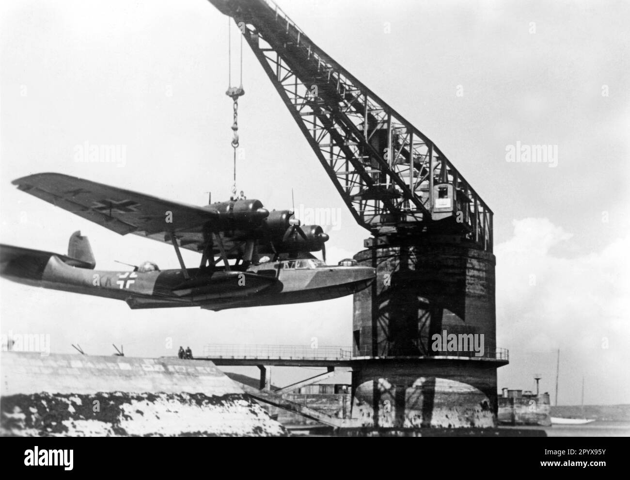 Une grue de chargement à une base de bateau volante sur la Manche soulève un Dornier DO 24 hors de l'eau. Photo: Höss [traduction automatique] Banque D'Images