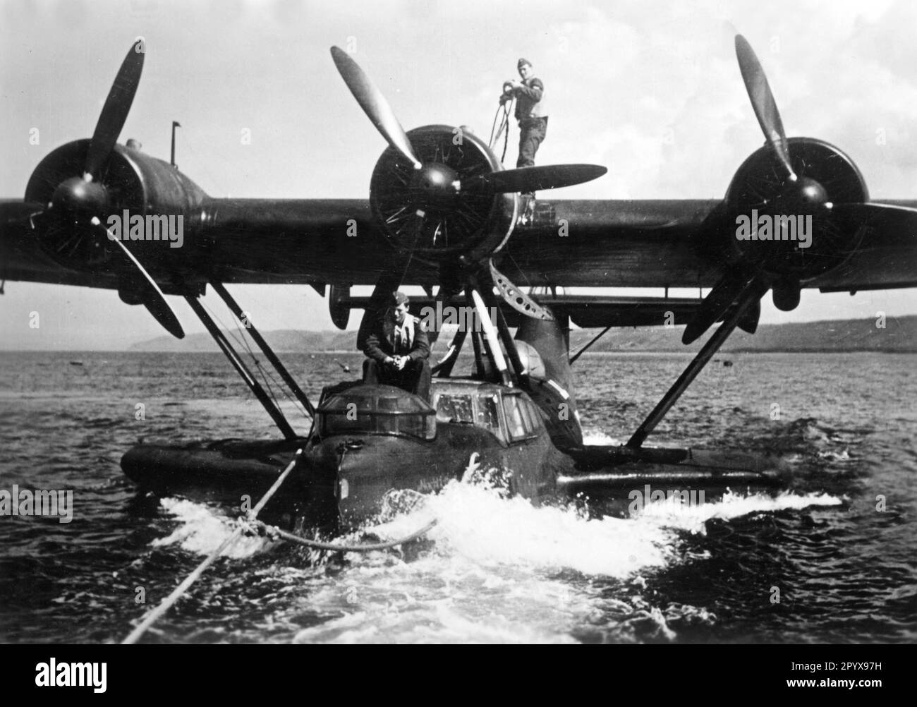 Un bateau volant Dornier DO 24 est remorqué jusqu'à la grue de chargement pour être soulevé de l'eau après avoir été abaissé dans l'eau à une base de bateau volant sur la Manche. Photo: Höss. [traduction automatique] Banque D'Images