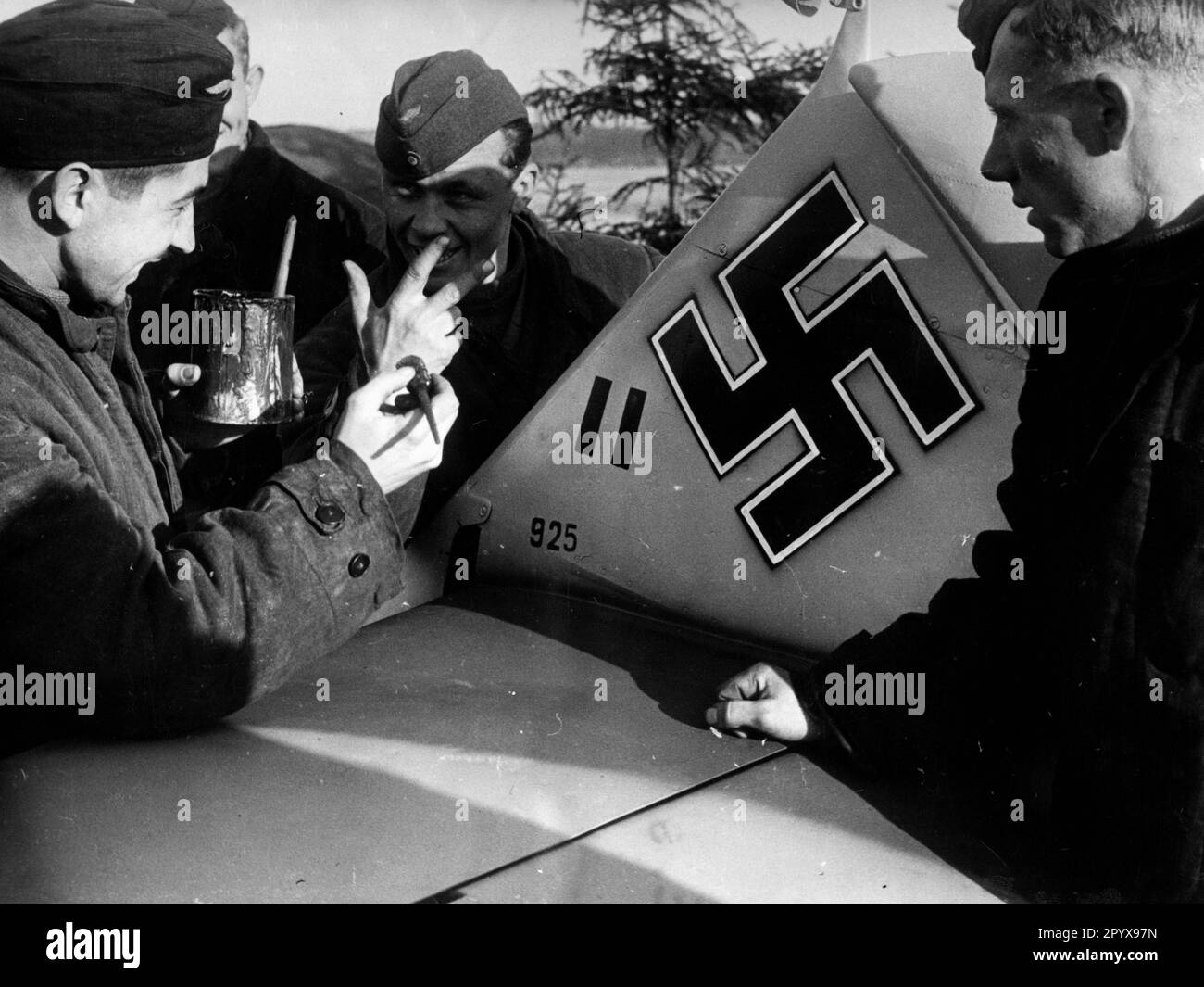 Deux tirs sont marqués sur la queue d'un avion couronné de succès du