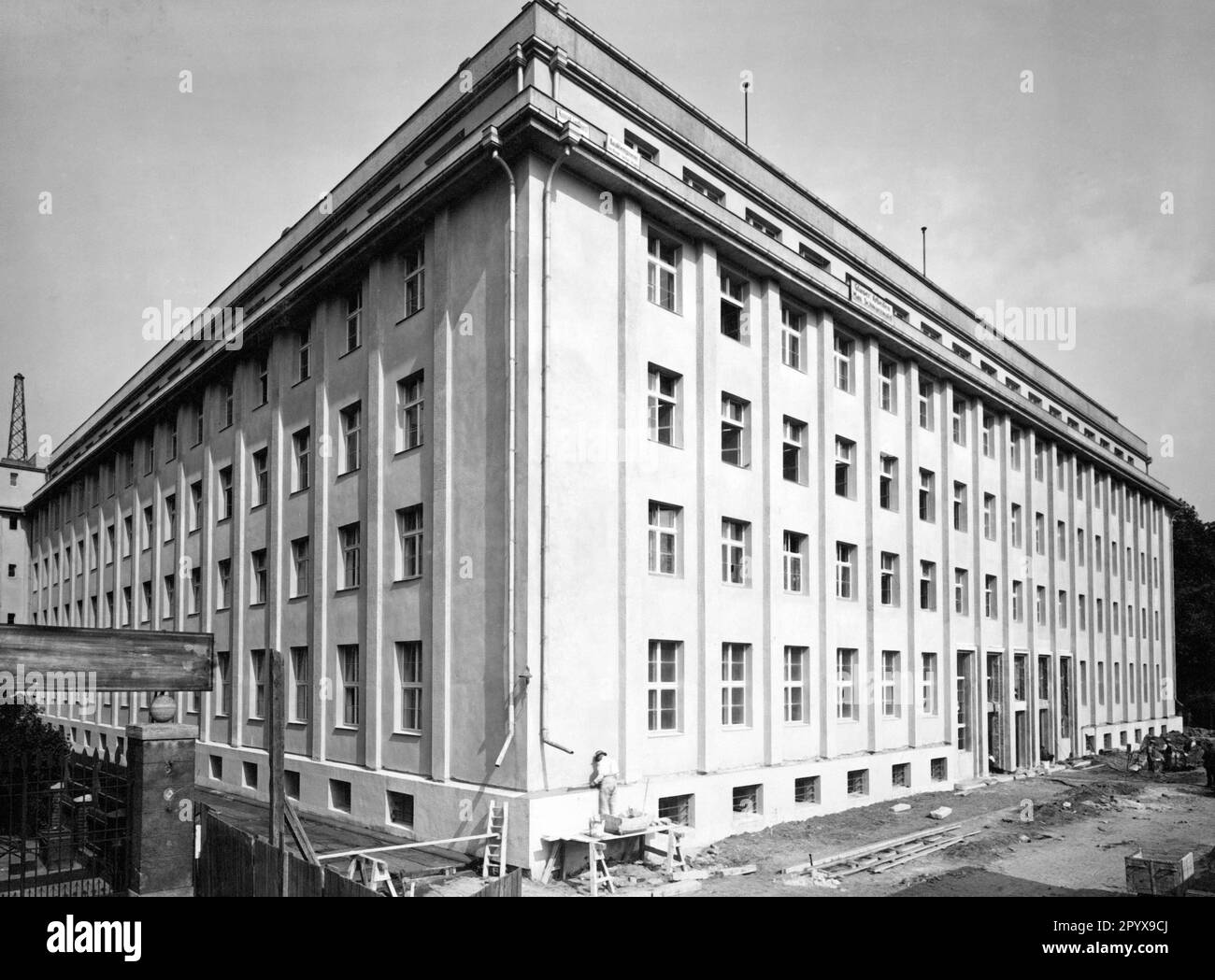 Vue sur le bâtiment principal du Heereswaffenamt (HWA), le bureau central pour le développement technique et la production d'armes, de munitions et d'équipements pour l'armée allemande, à Hardenbergstrasse 29 à Berlin-Charlottenburg. [traduction automatique] Banque D'Images