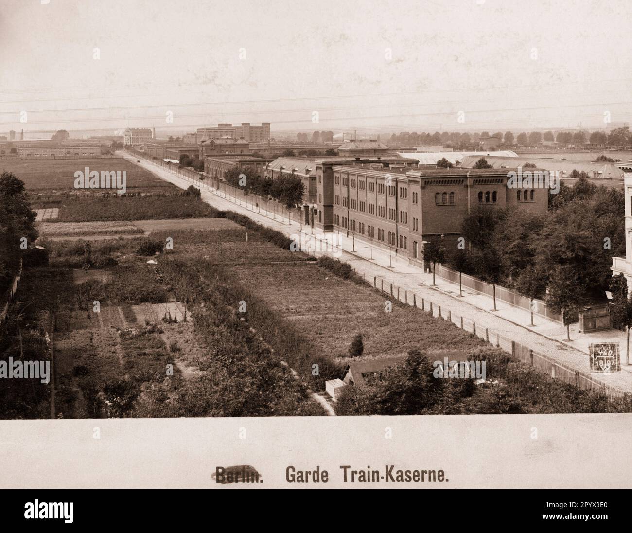 Vue sur la caserne de la Garde à Berlin-Tempelhof, qui abritait le bataillon de train du corps de la Garde de l'armée prussienne. Les casernes étaient situées à l'ouest du barrage Tempelhofer d'aujourd'hui, entre Ringbahnstrasse et le Ringbahn de Berlin. [traduction automatique] Banque D'Images