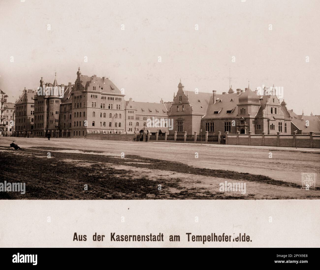 Vue sur la zone des casernes de l'armée prussienne à Tempelhofer Feld à Berlin, qui était une propriété militaire entre 1828 et 1910. [traduction automatique] Banque D'Images