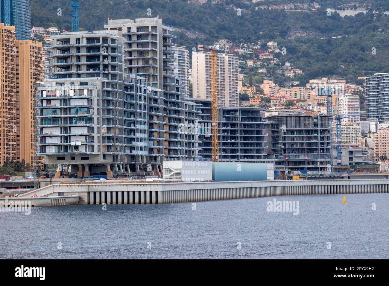 La Condamine, Monaco, 22 avril 2023 :- Une vue sur la nouvelle paroisse du Portier prise de Port Hercules. Banque D'Images