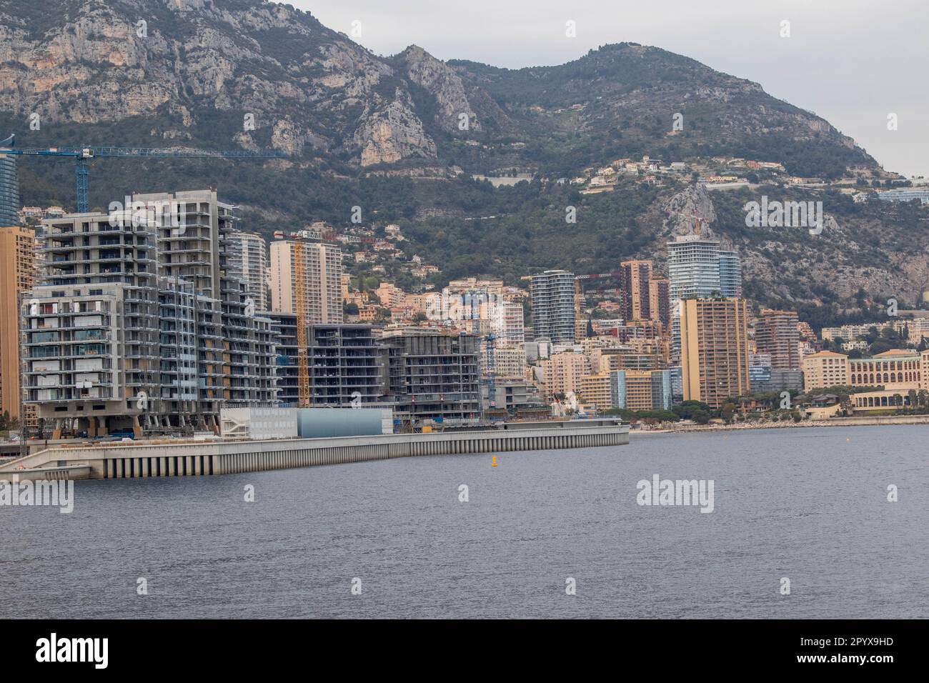 La Condamine, Monaco, 22 avril 2023 :- Une vue sur la nouvelle paroisse du Portier prise de Port Hercules. Banque D'Images