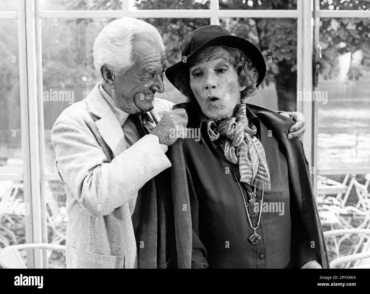 Les acteurs allemands Carl-Heinz Schroth et Brigitte Horney dans la série télévisée "Jakob and Adele". [traduction automatique] Banque D'Images