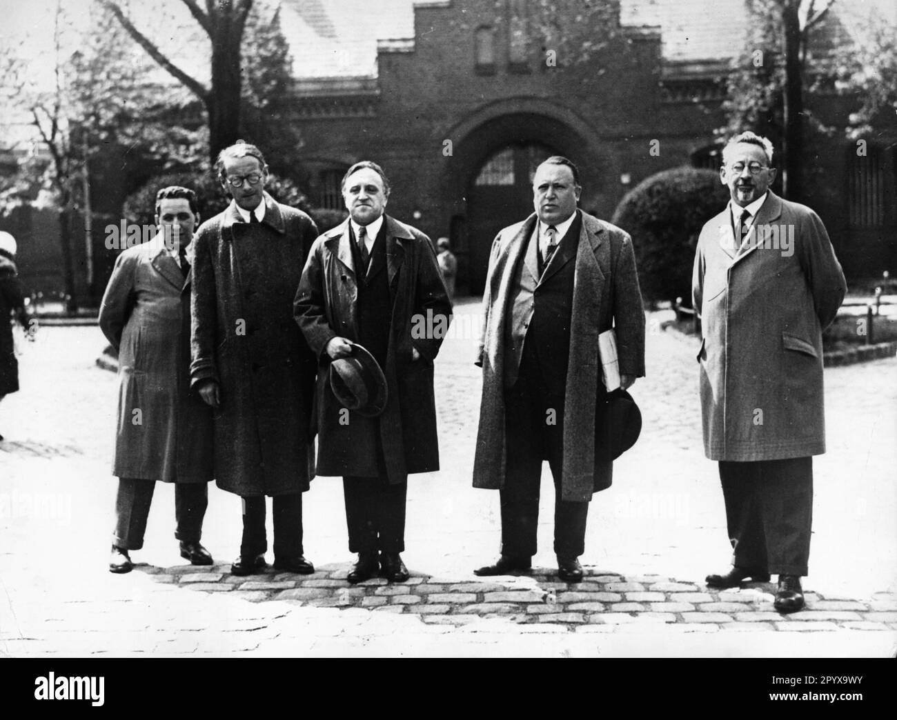 'Carl von Ossietzky (1889-1938), écrivain et éditeur du magazine ''Weltbuehne'', pacifiste radical allemand et récipiendaire du prix Nobel de la paix 1935, condamné à la prison parce qu'il a rapporté l'armement illégal de la Reichswehr, montre le R Kurt Grossmann, le Dr. Rudolf Olden (avocat), Carl von Ossietzky, Dr. Alfred Apfel (avocat), Dr. Kurt Rosenfeld (avocat), Carl von Ossietzky vor der Strafanstalt in Tegel, 1932: Schiftsteller und Herausgeber der Zeitschrift ''Weltbuehne'' Carl von Ossietzky tritt die Haft in der Strafanstalt Tegel an, zu der weer im gen 1931 novembre Banque D'Images