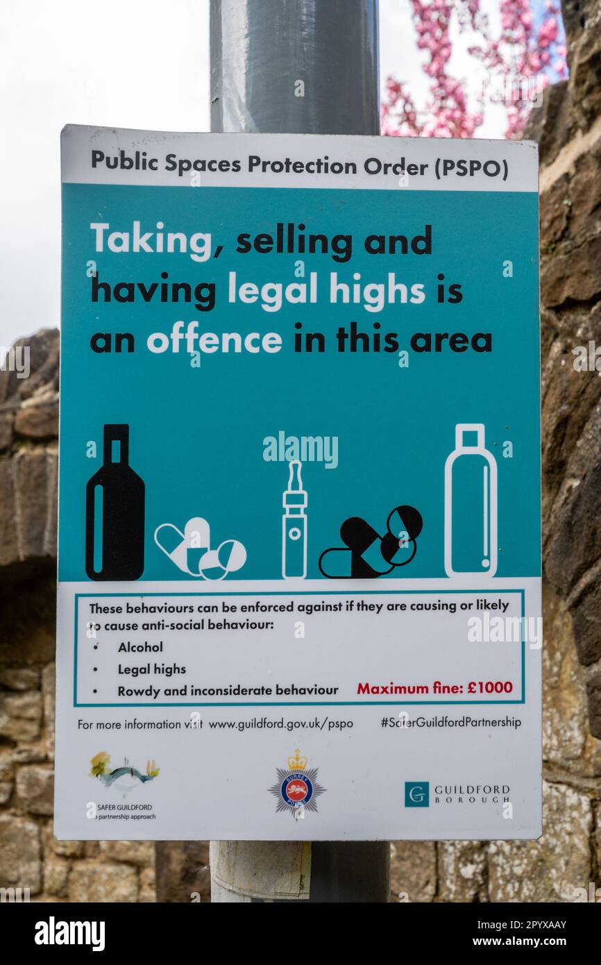 L'avis de l'OEPP déclarant avoir pris, vendre et avoir des sommets légaux est une infraction dans cette région, dans un parc public et un jardin, Surrey, Angleterre, Royaume-Uni Banque D'Images