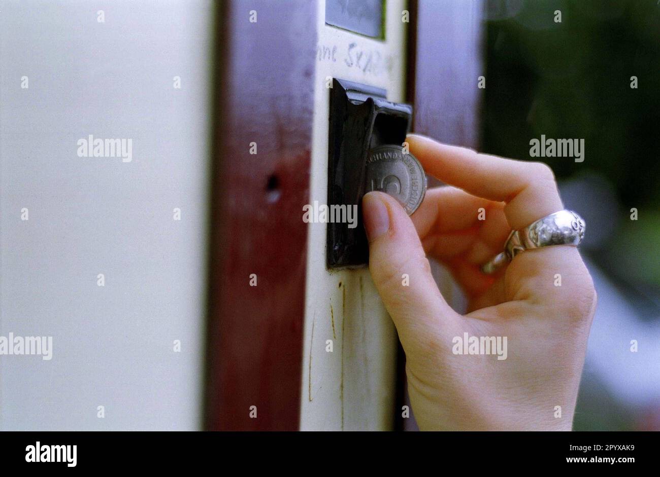 Date d'enregistrement: 01.08.1997 Insertion d'argent dans un distributeur  automatique. [traduction automatique] Photo Stock - Alamy