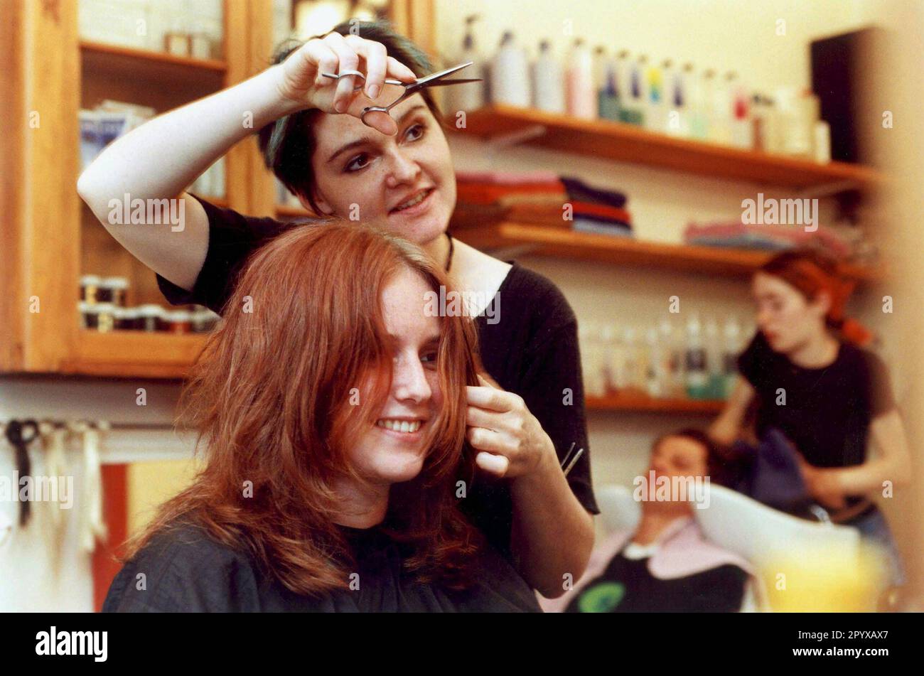 Date de l'enregistrement: 07.09.1997 Un coiffeur et un client au coiffeur de dames. [traduction automatique] Banque D'Images