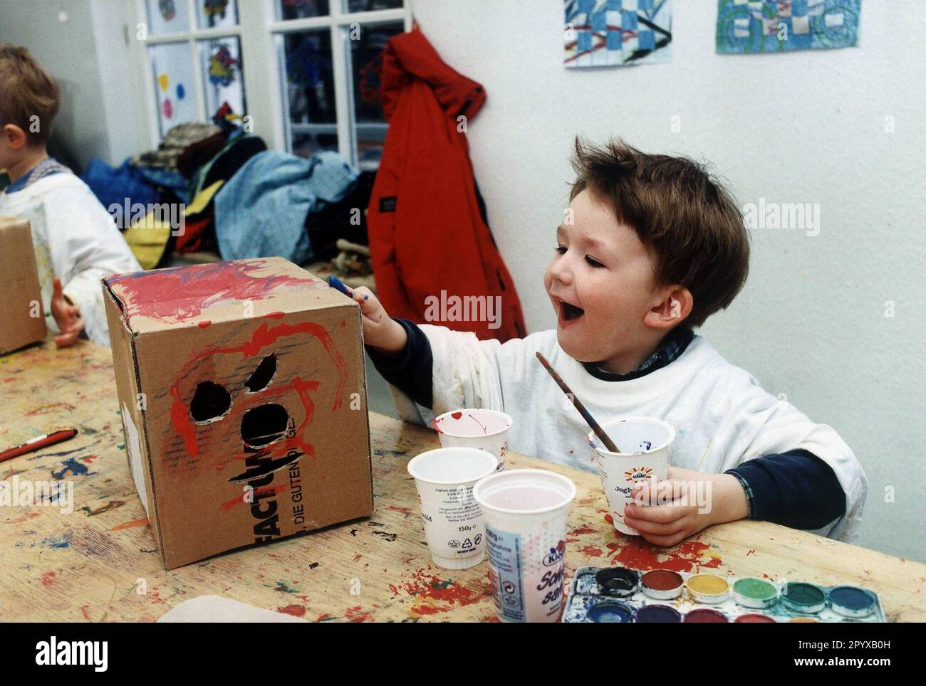 Date de l'enregistrement: 22.03.1999 Centre d'éducation jeunesse Aachen, Allemagne 29.03.1999, artisanat créatif et peinture pour les enfants de 3 à 6 ans. [traduction automatique] Banque D'Images