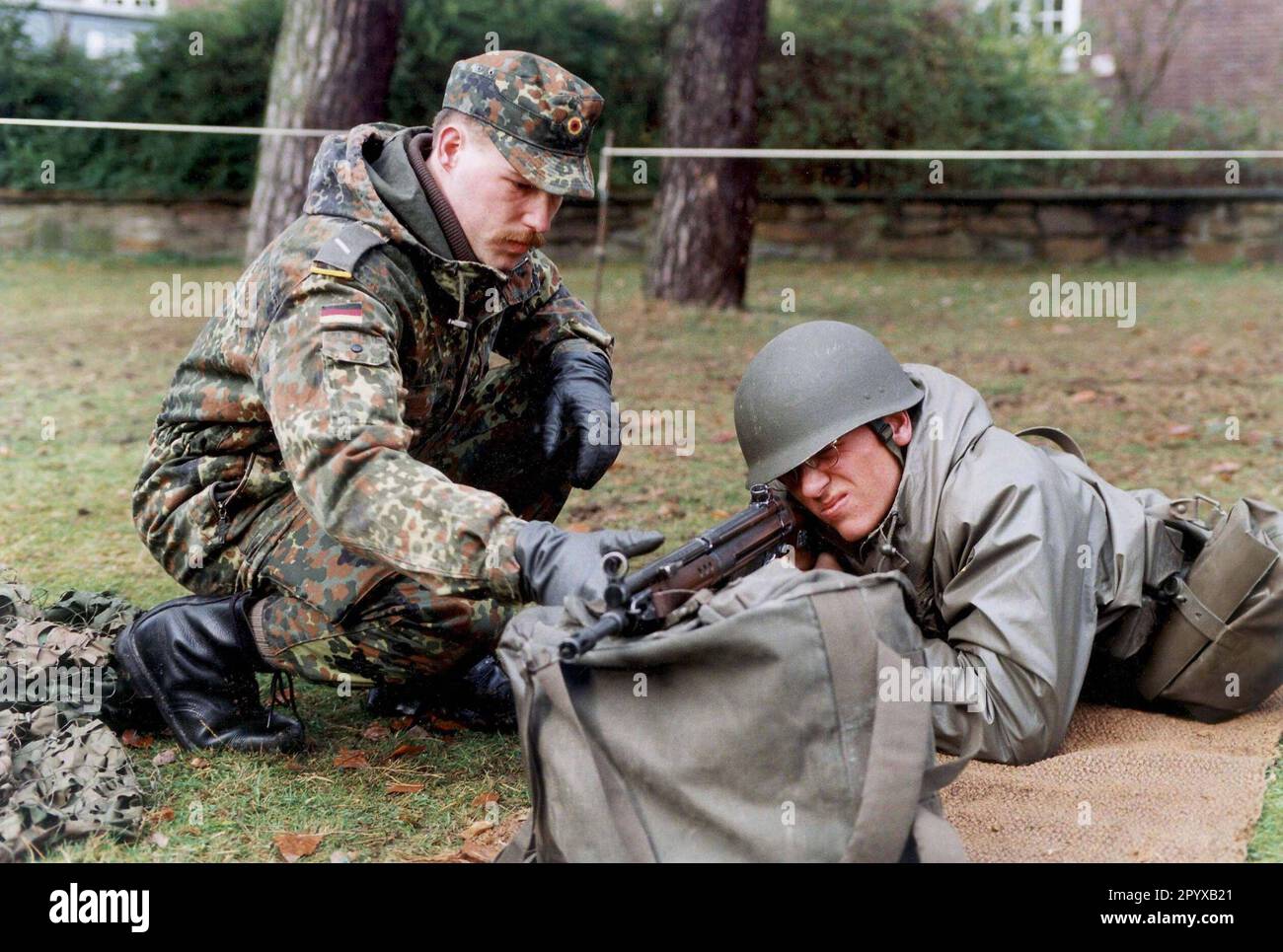 Date d'enregistrement : 28.04.1997 formation de recrues dans les forces armées allemandes au Waldkaserne Hilden, formation de combat à l'arme. [traduction automatique] Banque D'Images